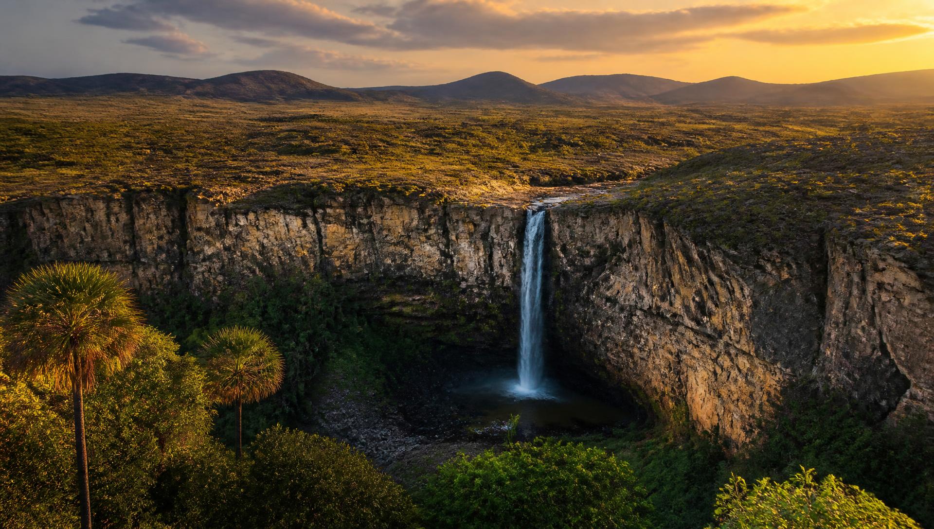 Cachoeira e cânion no cerrado da Chapada dos Veadeiros ao pôr do sol